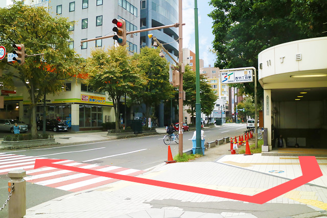 地上に出て横断歩道へ